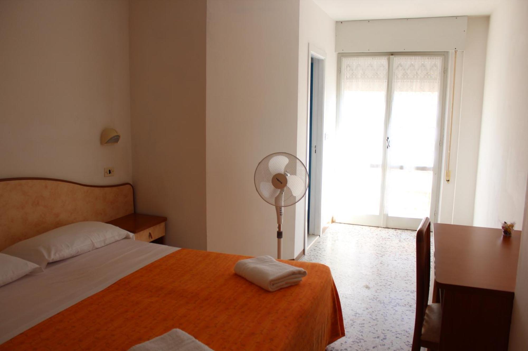 Hotel Holiday Sunshine Summer Мизано-Адриатико Номер фото